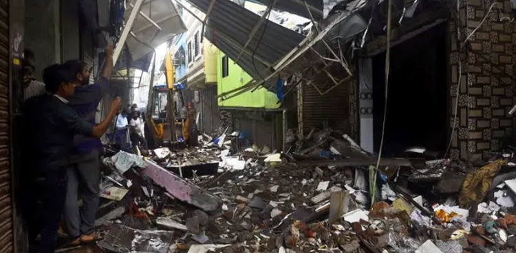 India landslides, 10 dead, hundreds feared trapped