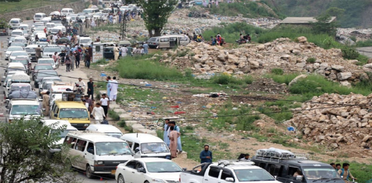 Traffic-police-counsel-keeping-extra-fuel-as-tourist-arrival-chokes-Kaghan