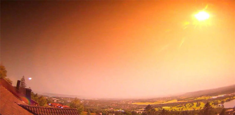 WATCH-Mighty-meteor-blazing-over-Norway-sky-likely-slams-into-Oslo-land