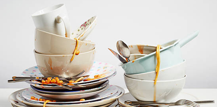 Wedding-couple-makes-guests-wash-dishes-after-splurging