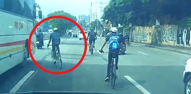 cyclists-crashes-bus