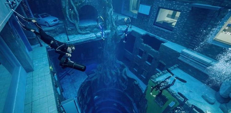 Deep Dive Dubai swimming pool