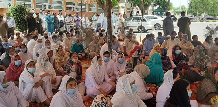 covid-19 risk allowance health workers strike islamabad, vaccination