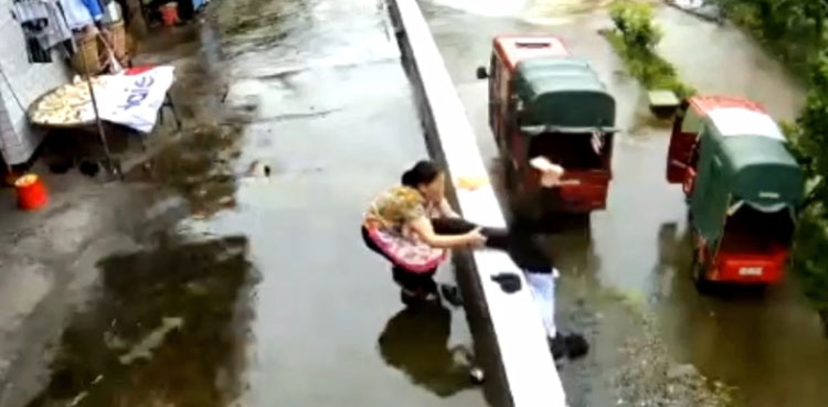 mother daughter falling off building