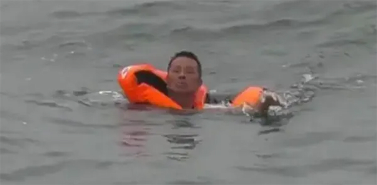 man rescued, ship sank