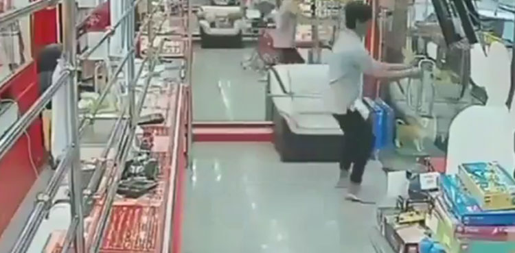 thief failed attempt jewellery store gold chain viral video