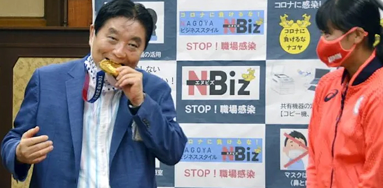 Japan mayor bites Olympic medal