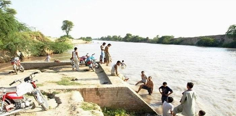 Man-attempts-to-throw-wife,-4-children-into-canal-over-dispute