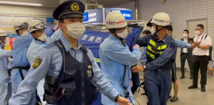 knife attack tokyo train