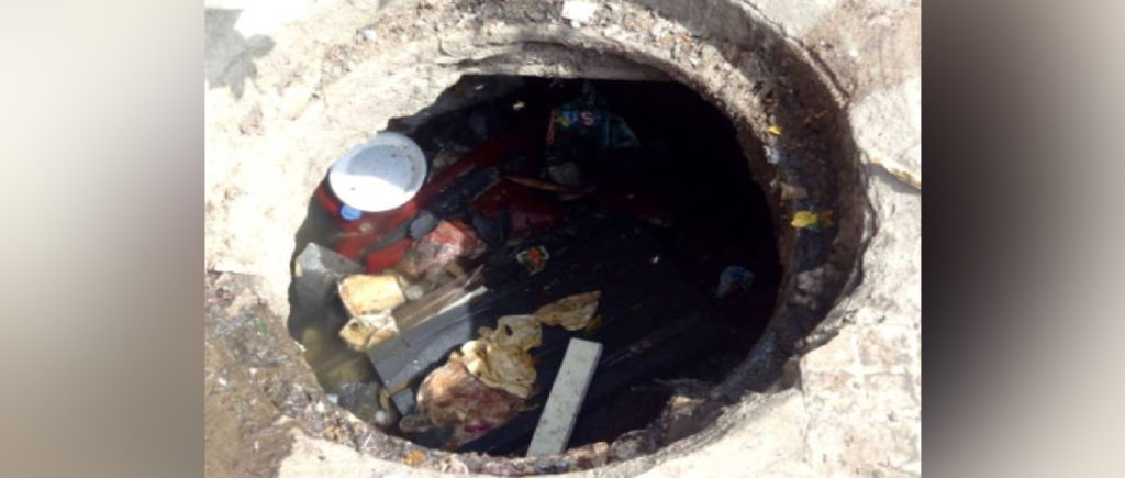 Child-ends-up-dead-after-falling-into-manhole-in-Karachi