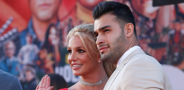 Britney Spears Announces Engagement