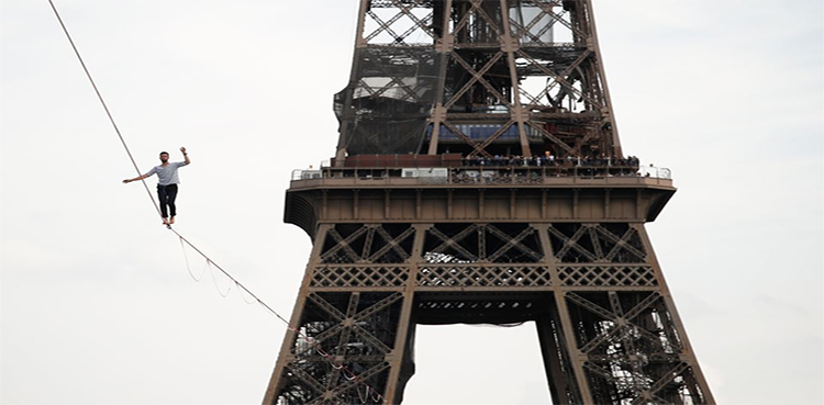French-slackliner-wows-crowd-with-Eiffel-Tower-performance