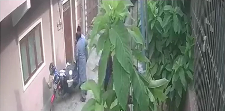 footage dacoit hugging delivery boy karachi