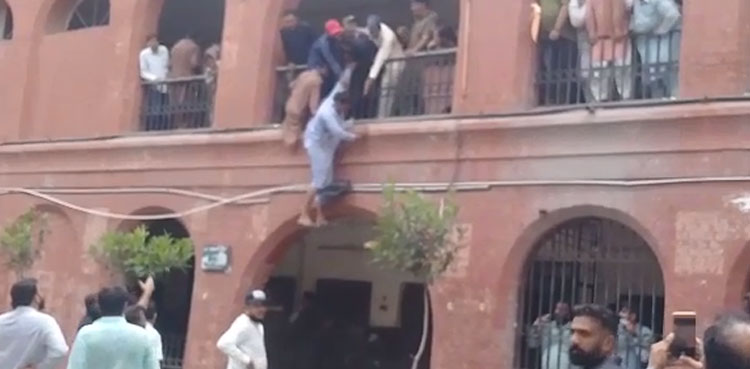 lahore man jumps off court wife