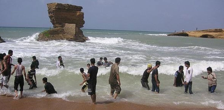 Youth drown at Karachi's Hawkesbay beach