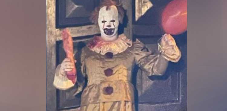 dancing clown, england, pennywise,