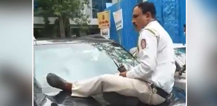traffic police officer dragged,