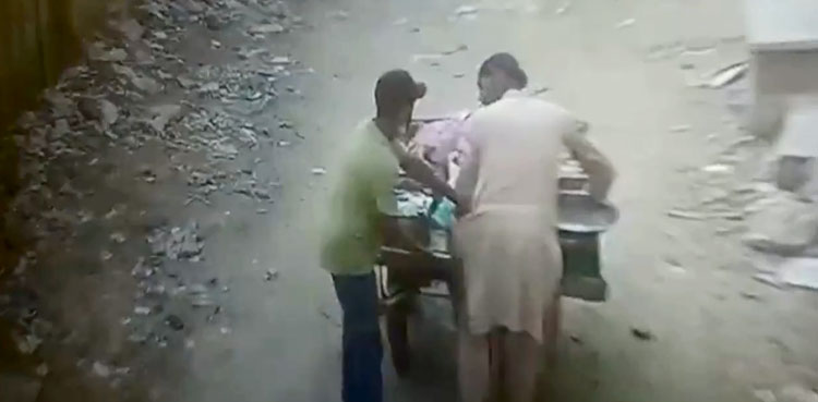 Video Poor vegetable vendor looted Karachi