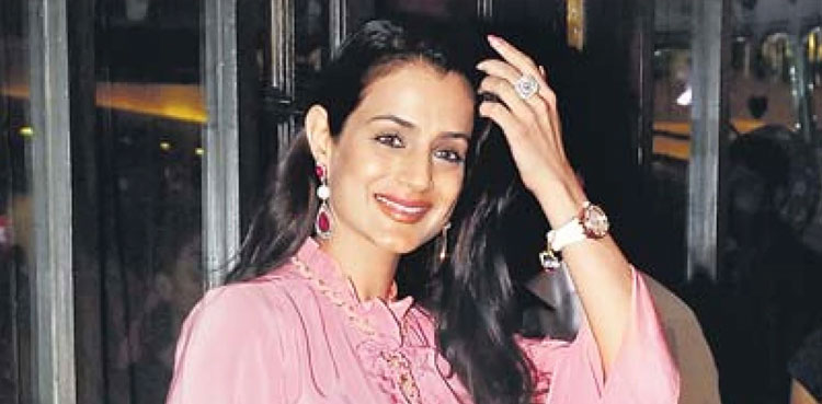 Amisha Patel, Arrest Warrant, Bollywood actor, India