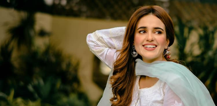 sumbul iqbal khan viral pictures