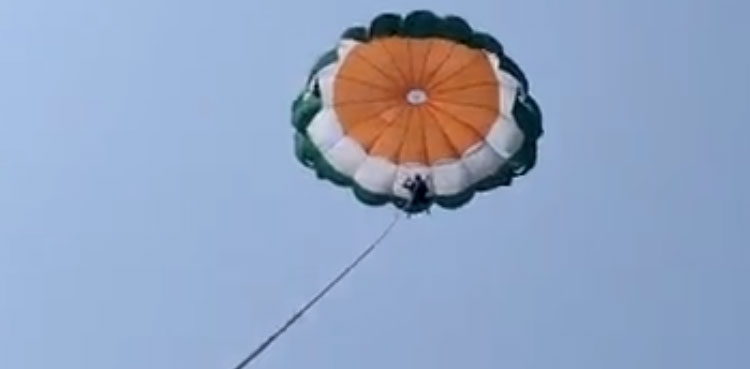 Viral video: Couple falls into sea during parasailing accident