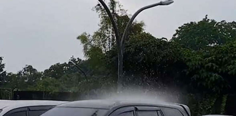 rain lashes, indonesia, viral video,