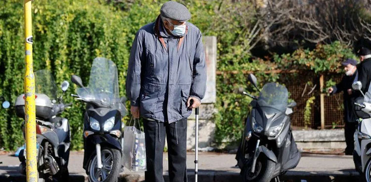 health experts italy paralysis quarantine rules omicron