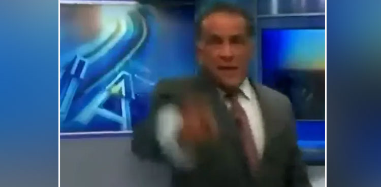 News anchor, angry, Mexico, anti-vaxxers