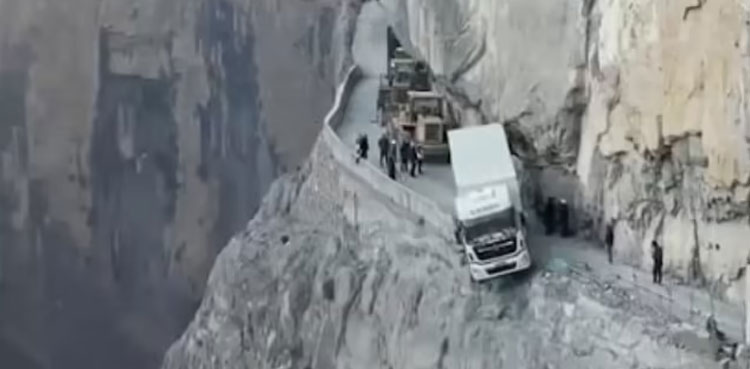 truck-edge-of-cliff-rescue