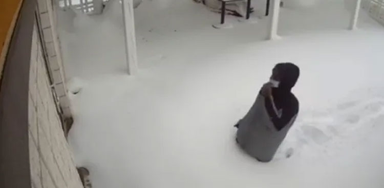 viral-video-man-knees-blizzard