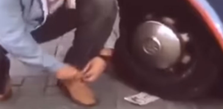 viral video note stuck under car tyre currency note
