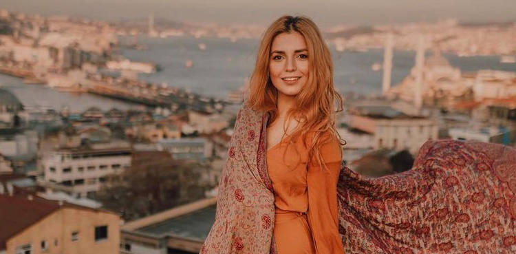 Momina Mustehsan, Russia, Ukraine, Singer