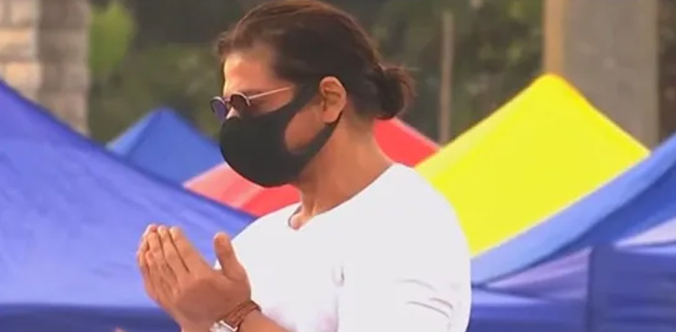 Shah Rukh Khan, Lata Mangeshkar, Arun Yadav, spitting