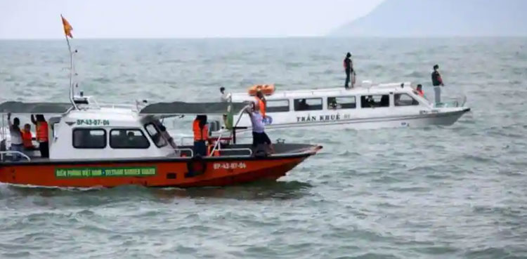 China boat capsize, eight dead, overloaded boat
