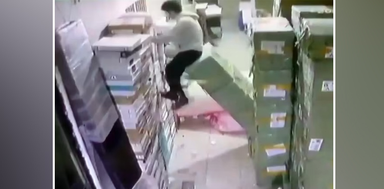 man, boxes, viral, video, turkey
