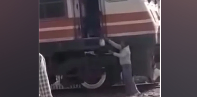 buying kachori, Train, Viral Video, India