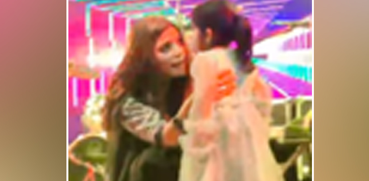 Hadiqa Kiani, sings Manne Di Mauj, viral