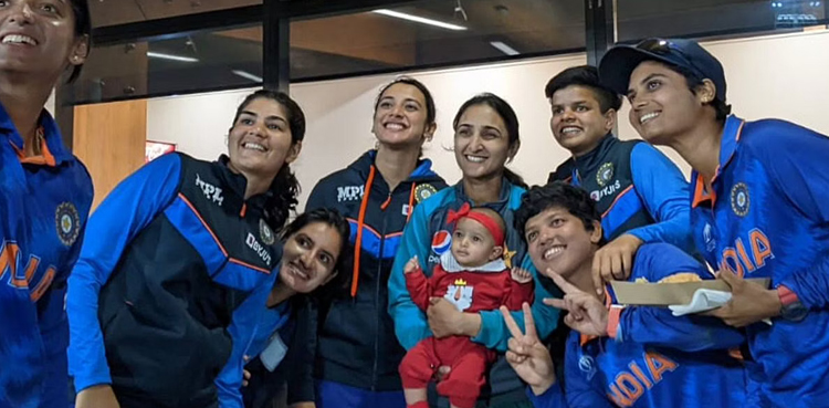 VIRAL: Indian cricketers playing with Pakistani cricketer’s daughter