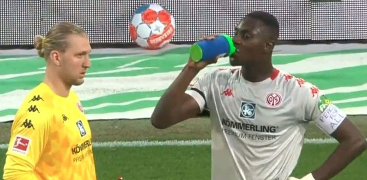 Football referee, stops match, Muslim player, Break Fast