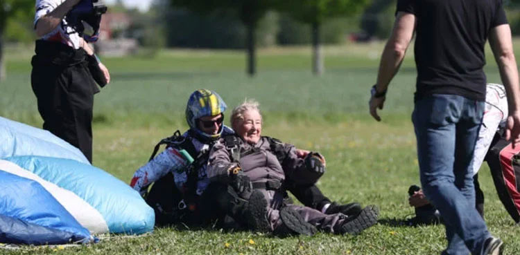 Parachuter, Swedish woman, Rut Larrson, Swedish woman