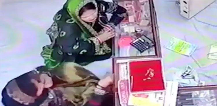 viral-video-woman-mouth-jewellery-heist