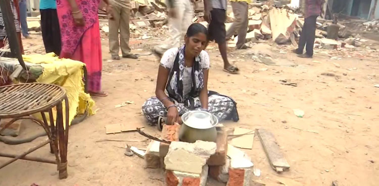 Woman cooks food, heartbreaking picture, demolished house, picture