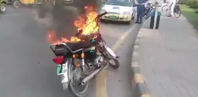 Citizen torches motorcycle, petrol price, suicide, Shikarpur