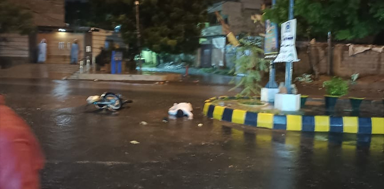 Karachi rain, motorcyclist, electrocution, video