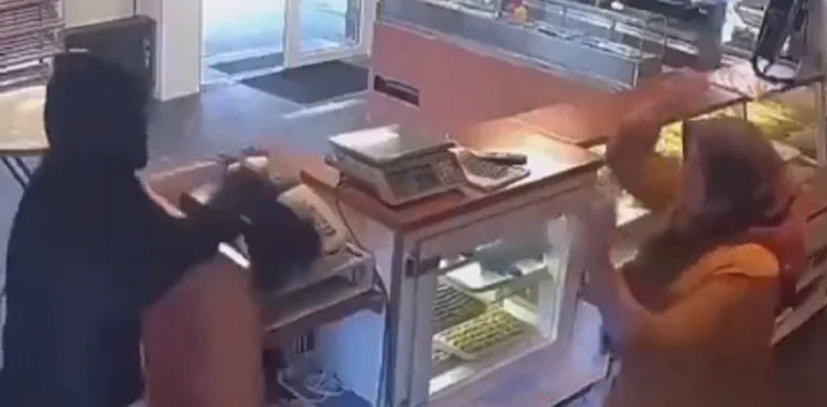 Viral video: woman, fights off, armed robber, safai ka kapda
