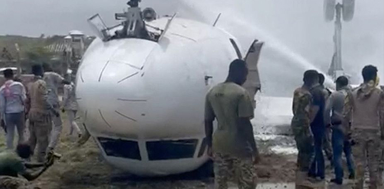 plane crash land somalia airport