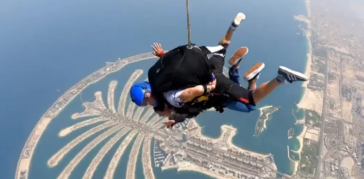 iqra aziz, actor iqra aziz, skydiving,