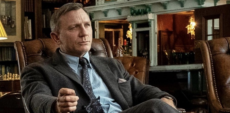daniel craig glass onion knives out