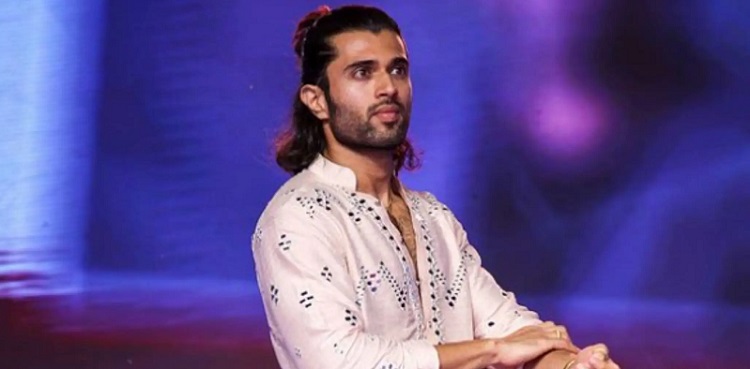 vijay deverakonda cried after watching liger