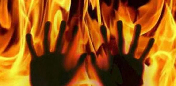 Lahore, Woman, Woman sets fire
